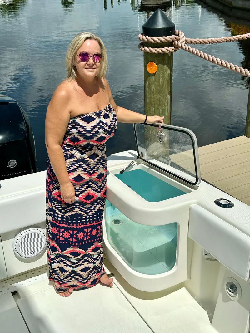 Slide: The Image of Woman on 2016 SeaVee 430 Fish Around boat, standing by livewell, docked at marina. - 49