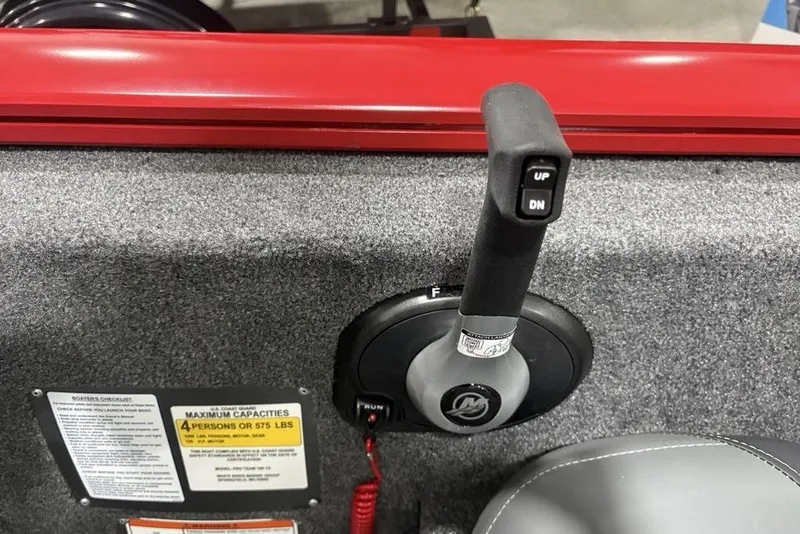 Slide: The Image of Throttle control of 2025 Tracker Pro Team™ 190 boat with capacity label. - 23