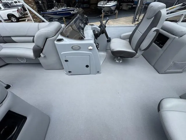 Slide: The Image of Silver Wave 230 Island RL 2017 - 15