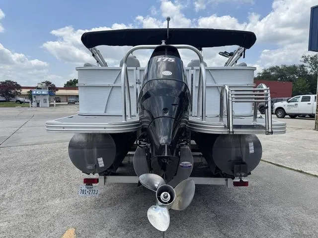 Slide: The Image of Silver Wave 230 Island RL 2017 - 9