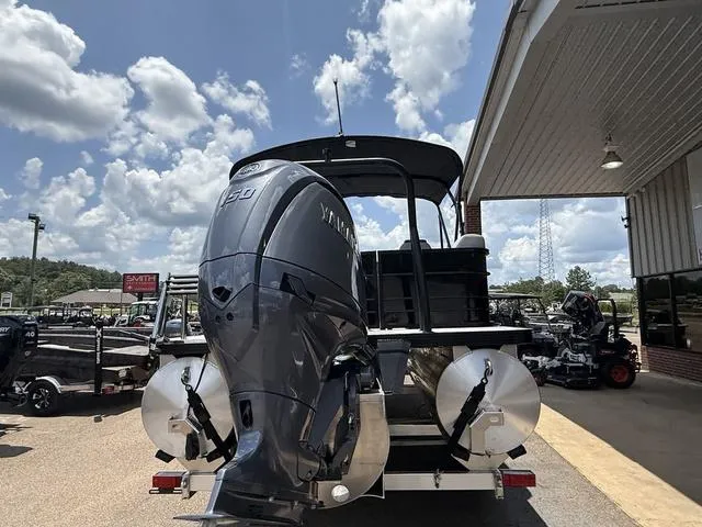 Slide: The Image of Veranda VISTA22RC Tri-Toon 2025 - 10