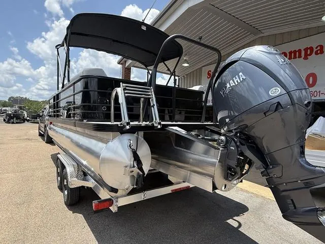 Slide: The Image of Veranda VISTA22RC Tri-Toon 2025 - 12