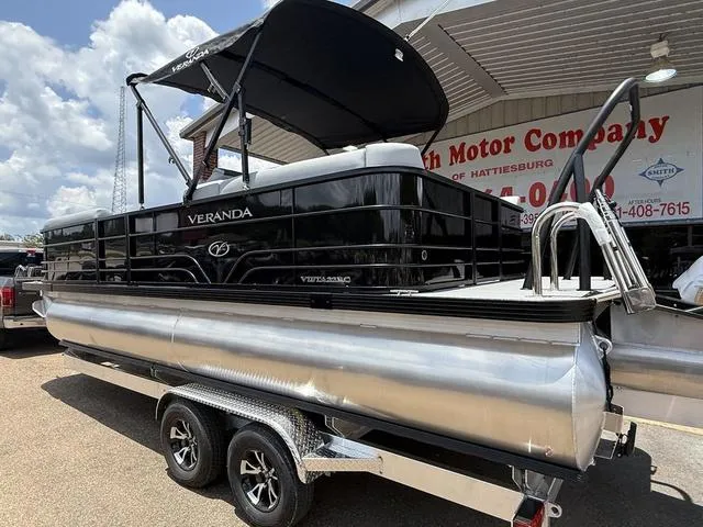 Slide: The Image of Veranda VISTA22RC Tri-Toon 2025 - 13