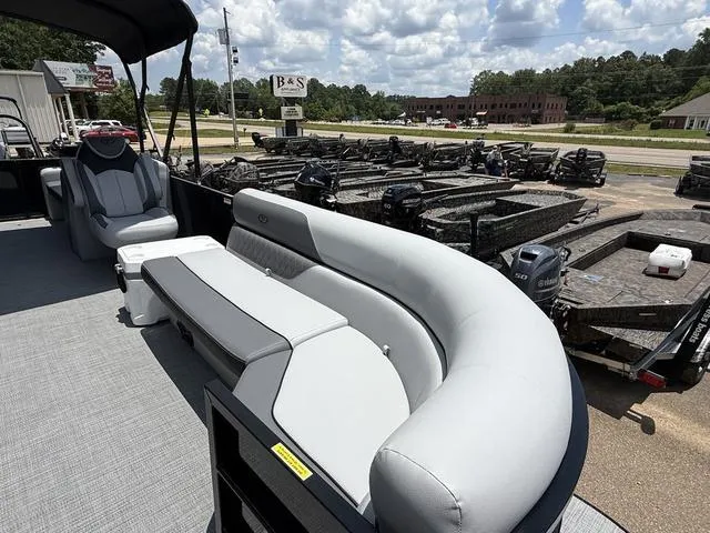 Slide: The Image of Veranda VISTA22RC Tri-Toon 2025 - 14