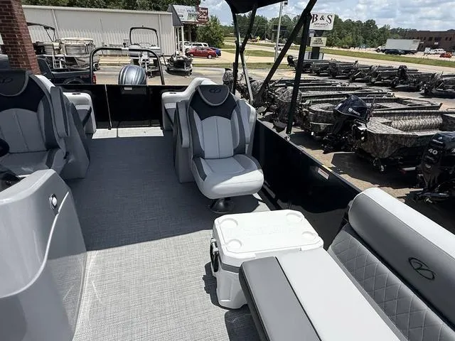 Slide: The Image of Veranda VISTA22RC Tri-Toon 2025 - 16