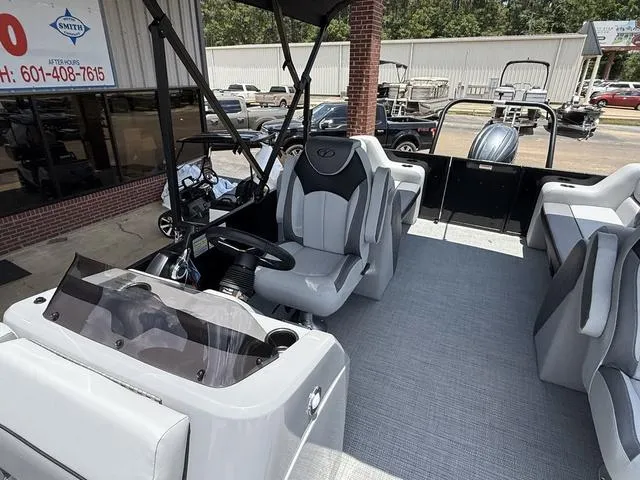 Slide: The Image of Veranda VISTA22RC Tri-Toon 2025 - 17