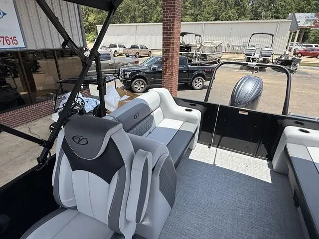 Slide: The Image of Veranda VISTA22RC Tri-Toon 2025 - 18