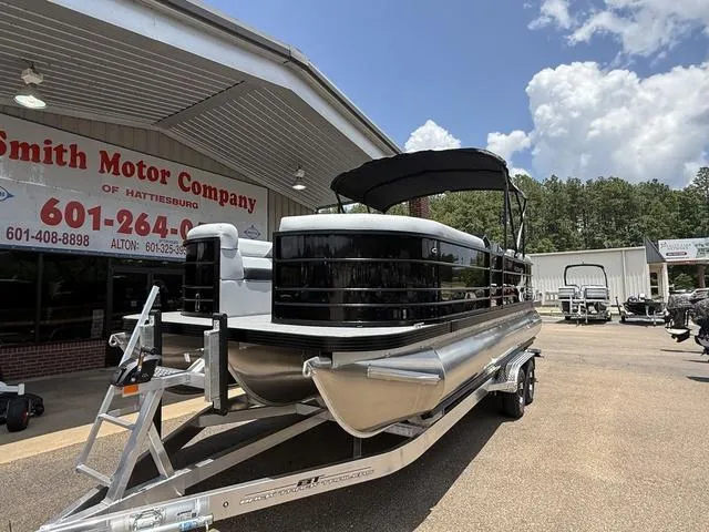 Slide: The Image of Veranda VISTA22RC Tri-Toon 2025 - 2