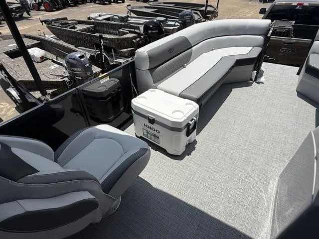 Slide: The Image of Veranda VISTA22RC Tri-Toon 2025 - 20