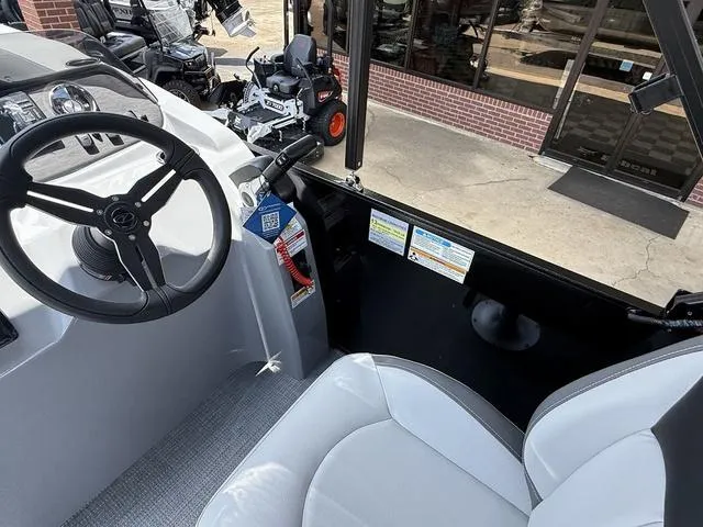 Slide: The Image of Veranda VISTA22RC Tri-Toon 2025 - 21