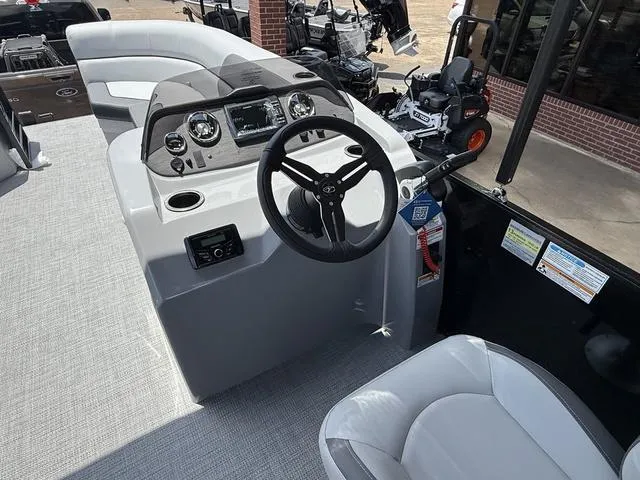 Slide: The Image of Veranda VISTA22RC Tri-Toon 2025 - 22