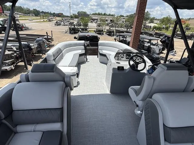 Slide: The Image of Veranda VISTA22RC Tri-Toon 2025 - 23