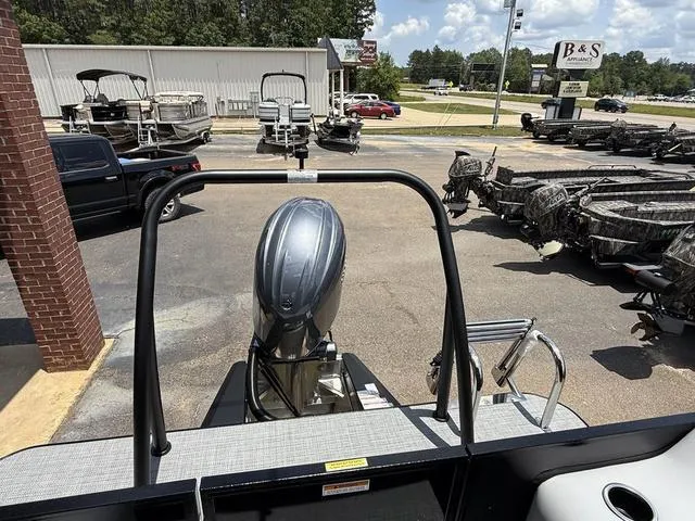 Slide: The Image of Veranda VISTA22RC Tri-Toon 2025 - 24