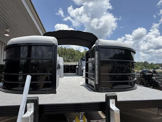 Slide: The Image of Veranda VISTA22RC Tri-Toon 2025 - 3