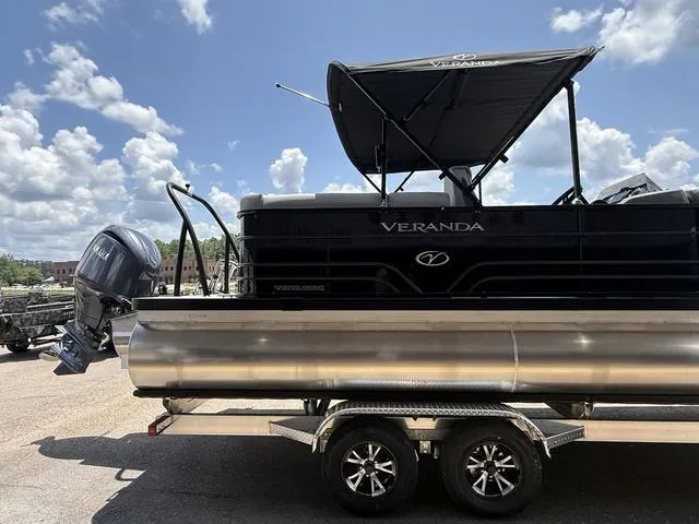 Slide: The Image of Veranda VISTA22RC Tri-Toon 2025 - 7