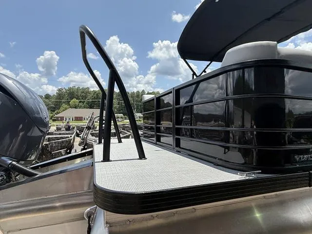 Slide: The Image of Veranda VISTA22RC Tri-Toon 2025 - 8