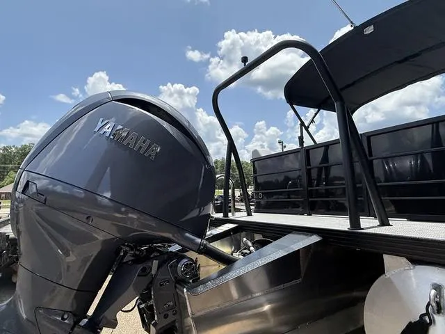 Slide: The Image of Veranda VISTA22RC Tri-Toon 2025 - 9