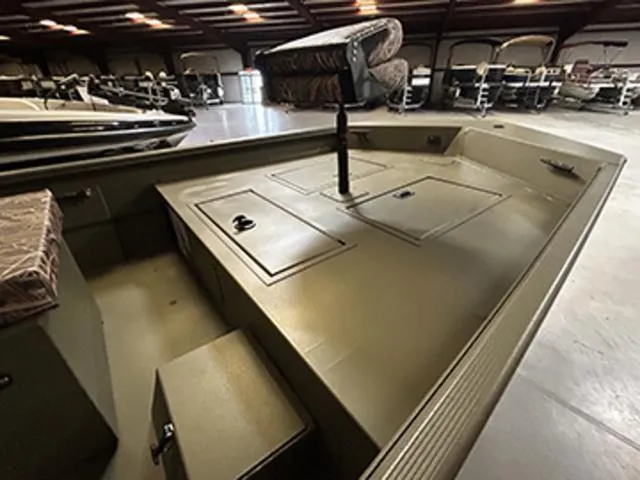 Slide: The Image of Lowe Roughneck RX1860 CC 2025 - 8