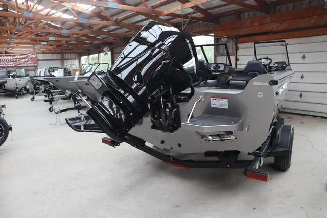 Slide: The Image of Crestliner 1850 Sportfish 2025 - 4