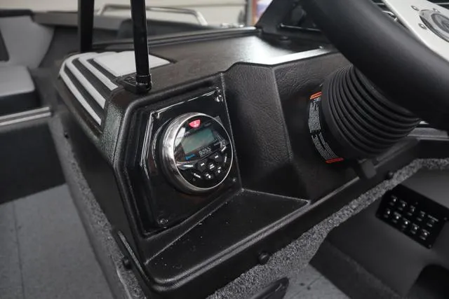 Slide: The Image of Crestliner 1850 Sportfish 2025 - 9