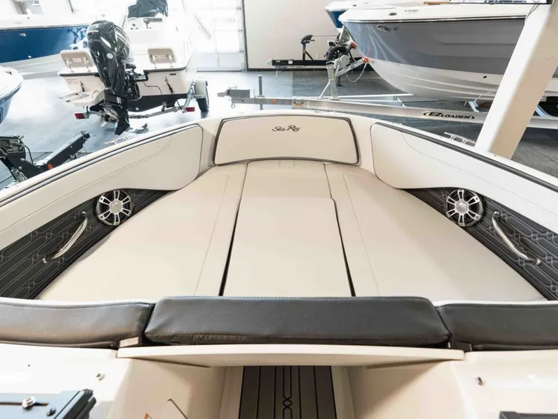 Slide: The Image of Sea Ray SPX 190 2025 - 14