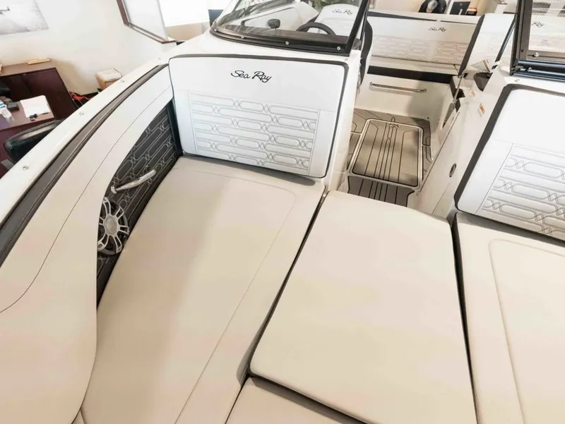 Slide: The Image of Sea Ray SPX 190 2025 - 17