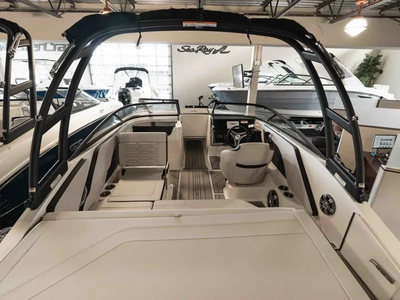 Slide: The Image of Sea Ray SPX 190 2025 - 6