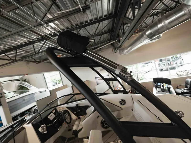 Slide: The Image of Sea Ray SPX 190 2025 - 7