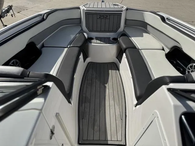 Slide: The Image of Yamaha 252SE 2021 - 22