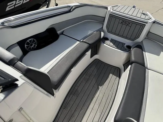 Slide: The Image of Yamaha 252SE 2021 - 23