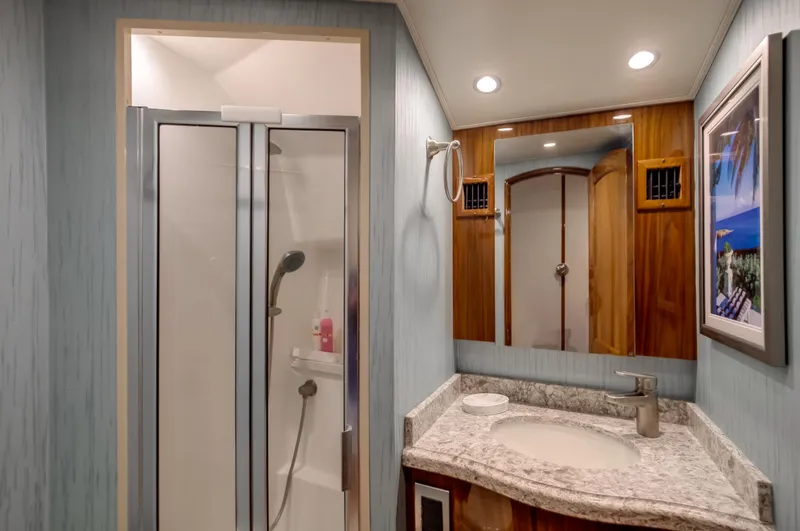 Slide: The Image of Viking 48 FULL CIRCLE - Head - 15