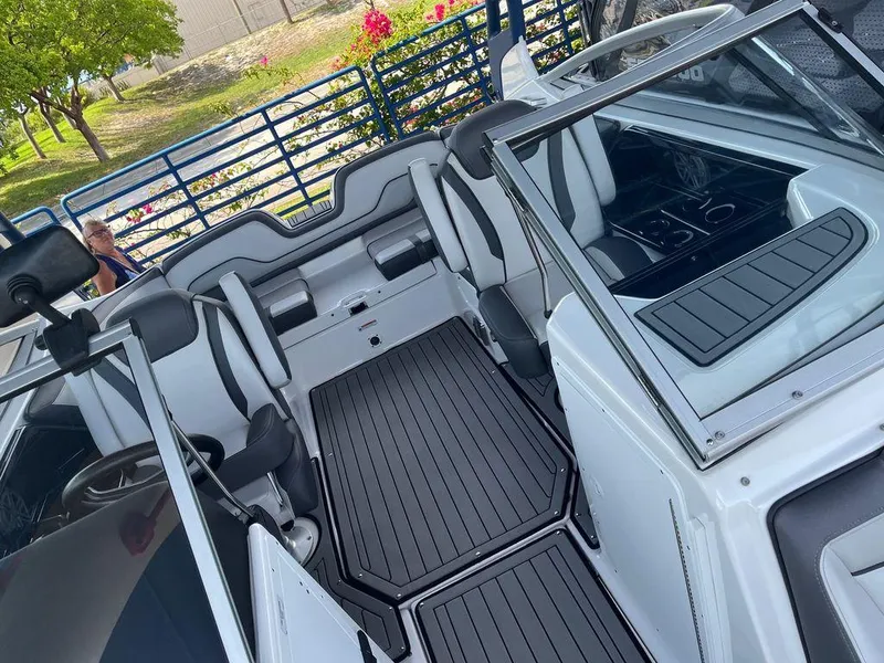 Slide: The Image of Yamaha 212 Limited 2018 - 10