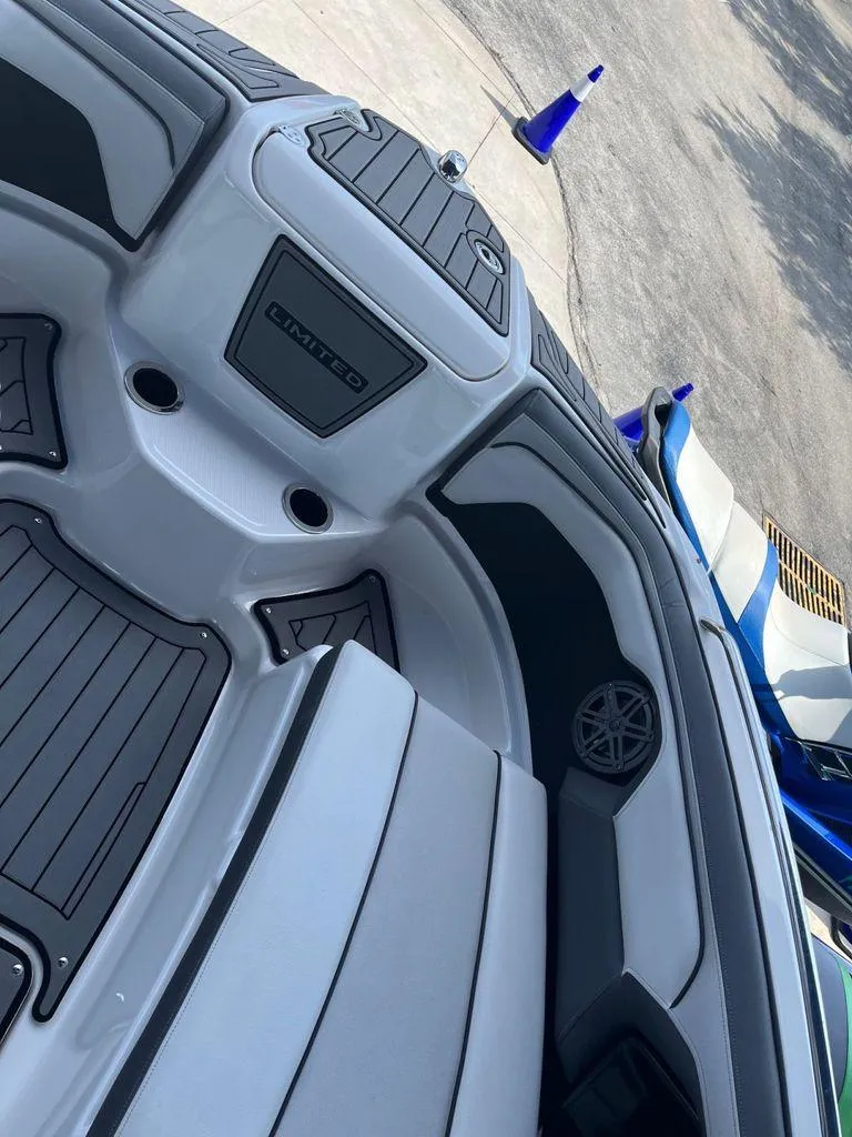 Slide: The Image of Yamaha 212 Limited 2018 - 11