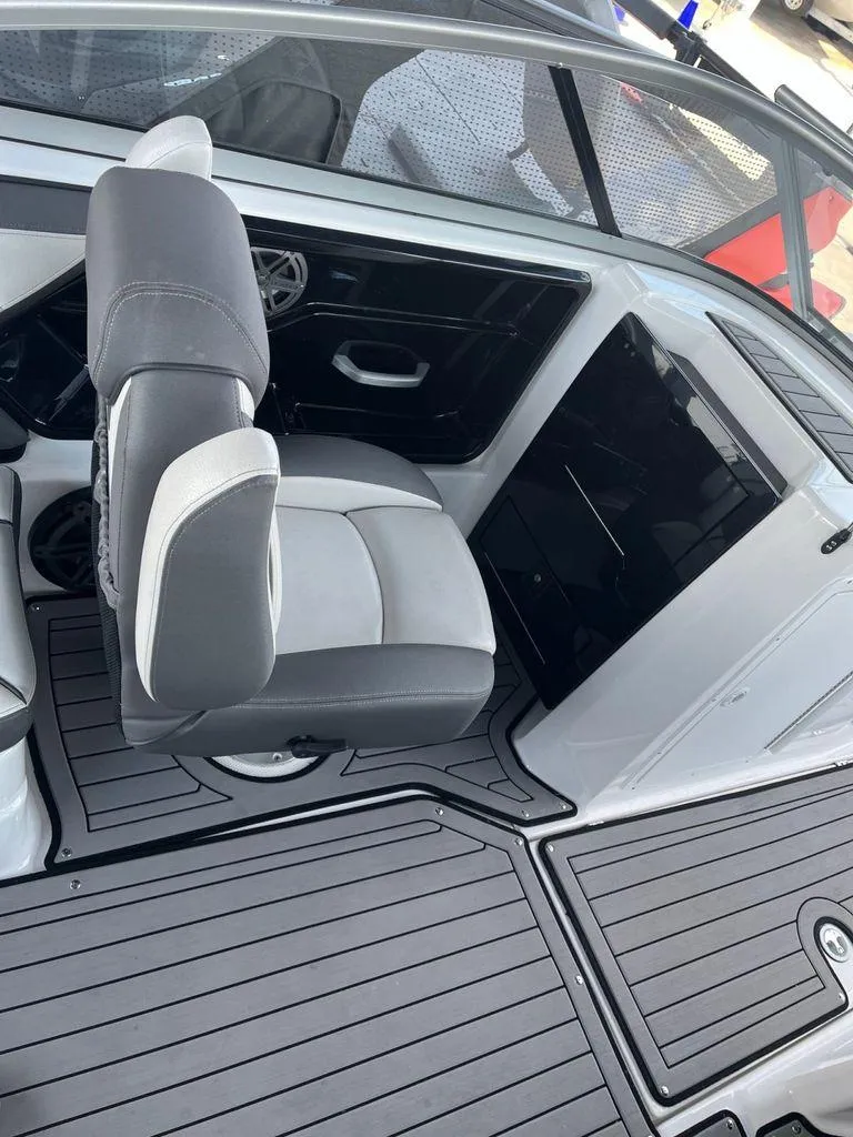 Slide: The Image of Yamaha 212 Limited 2018 - 13