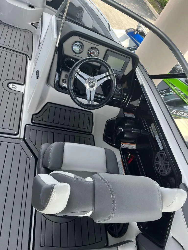 Slide: The Image of Yamaha 212 Limited 2018 - 8