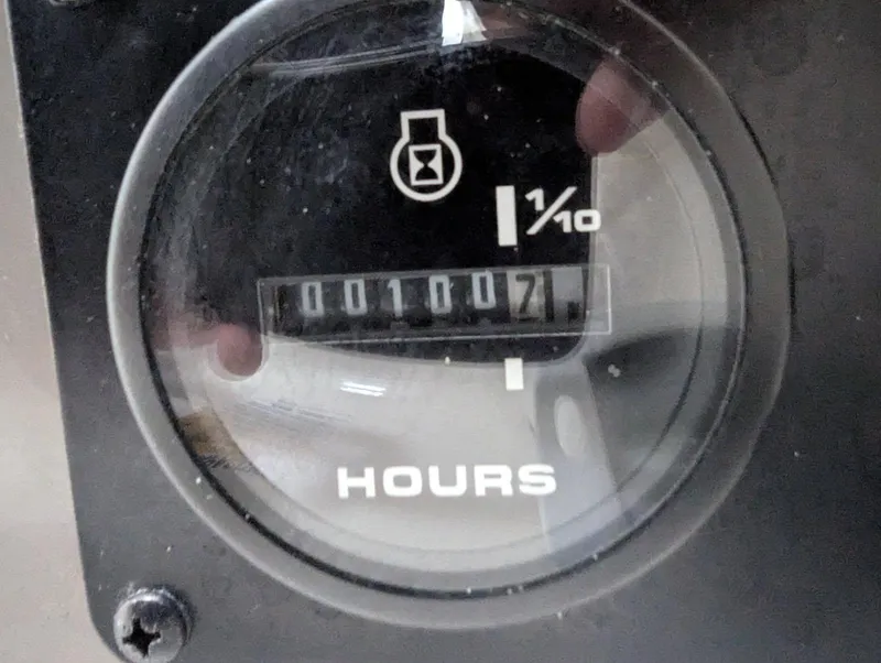 Slide: The Image of Hour meter showing 100.7 hours on a 2021 Stingray 192 SC boat. - 3