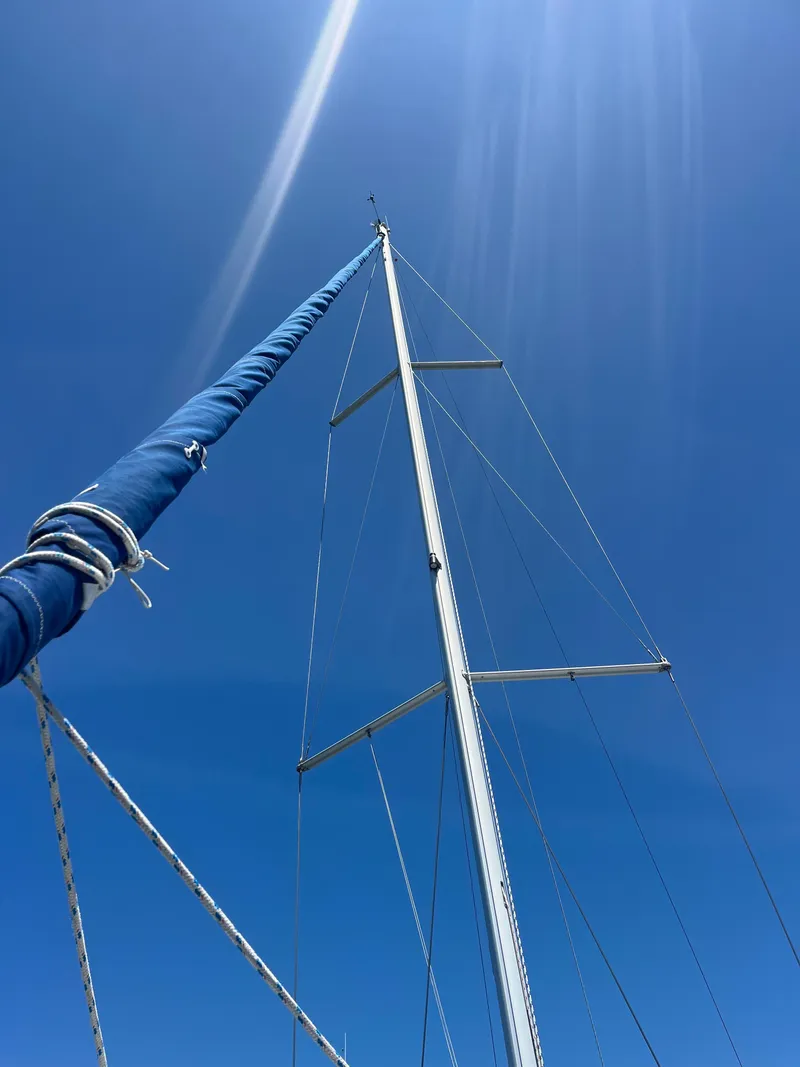 Slide: The Image of Mast of 2007 Beneteau Oceanis Clipper 343 sailboat against clear blue sky. - 4
