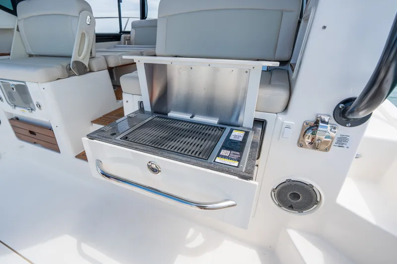 Slide: The Image of Boston Whaler 405 Conquest 2026 featuring built-in cockpit grill. - 17