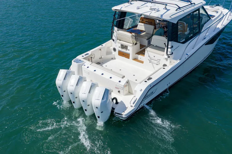 Slide: The Image of Boston Whaler 405 Conquest 2026 - 4