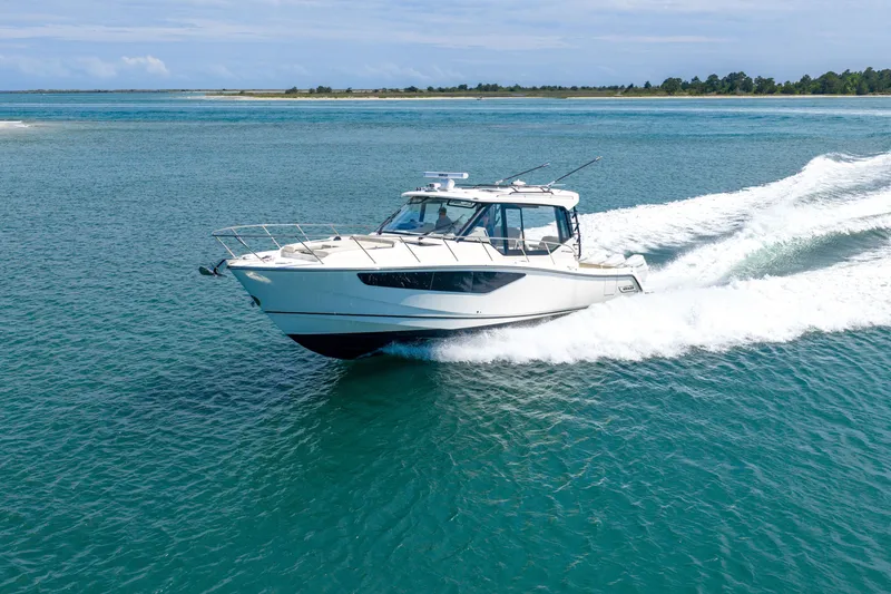 Slide: The Image of Boston Whaler 405 Conquest 2026 - 3