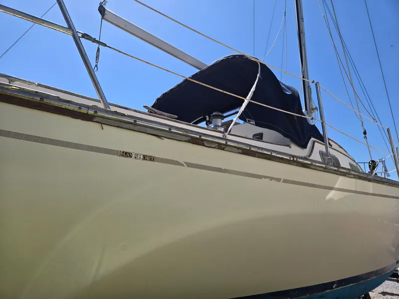 Slide: The Image of Island Packet IP27 1986 - 24