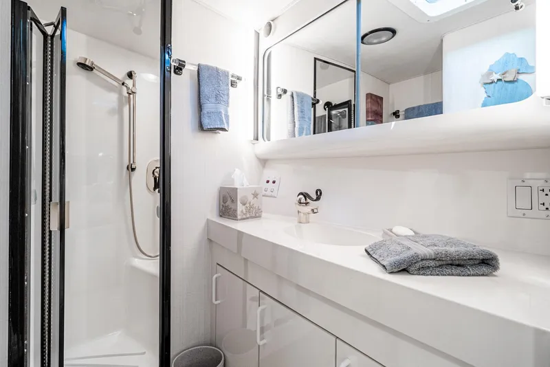 Slide: The Image of Hatteras 58 Sportfish 1990 - 51