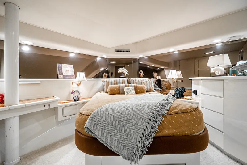 Slide: The Image of Hatteras 58 Sportfish 1990 - 53