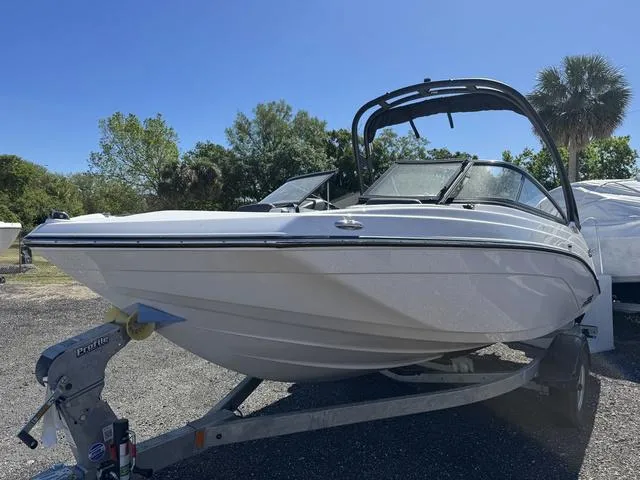 Slide: The Image of 2025 Yamaha Boats AR195 on trailer, parked outdoors under clear blue sky. - 3