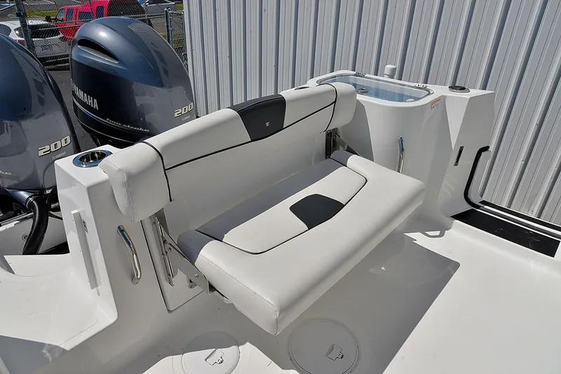 Slide: The Image of 2021 Wellcraft 262 Fisherman boat with Yamaha 200 engines and comfortable seating. - 10
