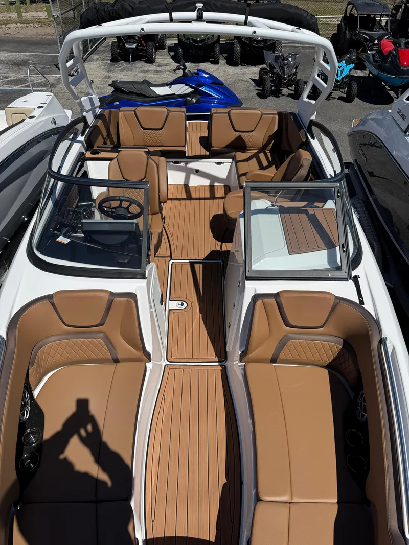 Slide: The Image of 2025 Yamaha Boats 252S with sleek design and spacious seating. - 29