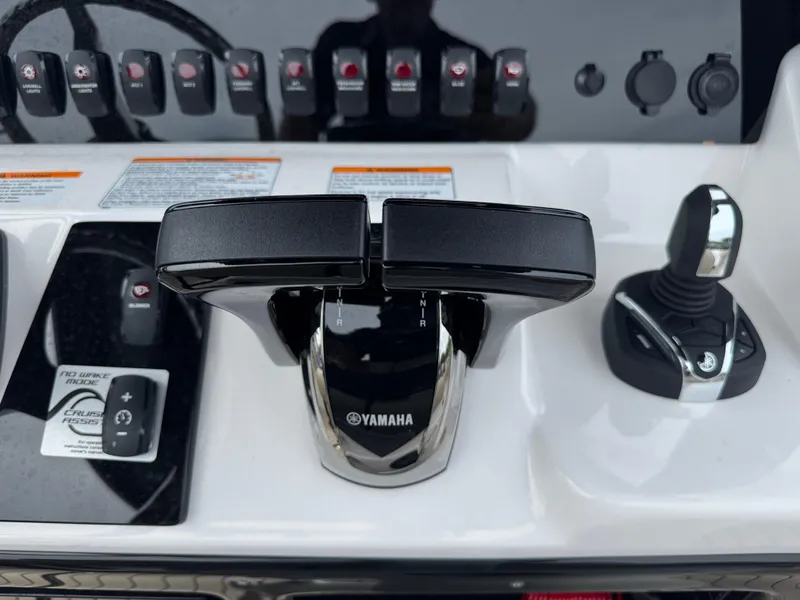Slide: The Image of Yamaha 255 FSH Sport H 2025 boat controls with throttle and joystick. - 19