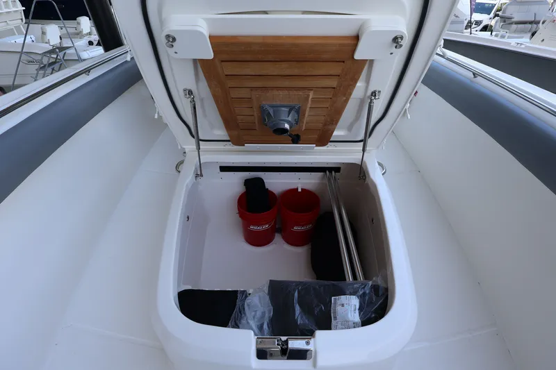 Slide: The Image of Boston Whaler 330 Outrage 2026 - 28