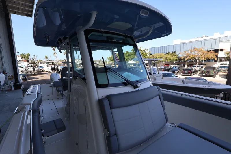 Slide: The Image of Boston Whaler 330 Outrage 2026 - 29