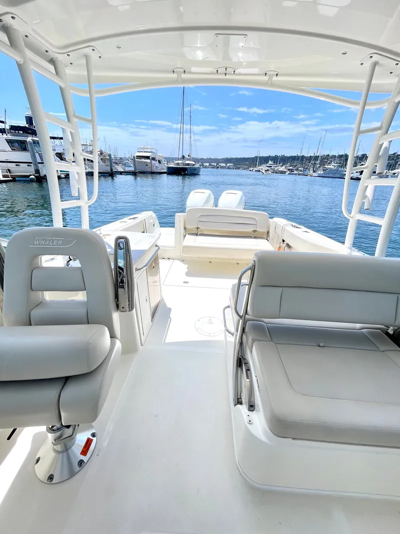 Slide: The Image of Boston Whaler 270 Vantage 2017 - 13